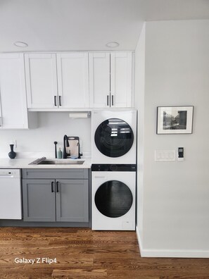 Kylskåp, mikrovågsugn, ugn och spishäll