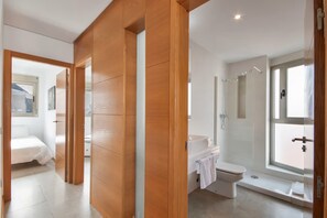 Douche, séchoir à cheveux, serviettes fournies, papier de toilette