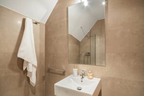 Dusche, Haartrockner, Handtücher, Toilettenpapier