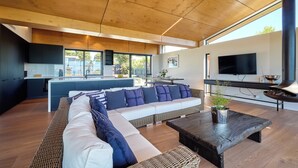 Un espace de vie moderne comprenant un grand canapé, une table basse et un téléviseur.