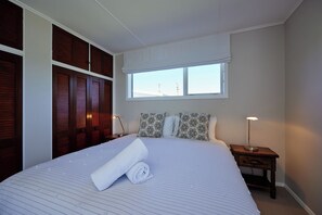 6 bedrooms, iron/ironing board, WiFi, bed sheets