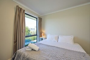 5 bedrooms, iron/ironing board, WiFi, bed sheets