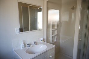 Secadora de cabello, toallas, papel de baño 