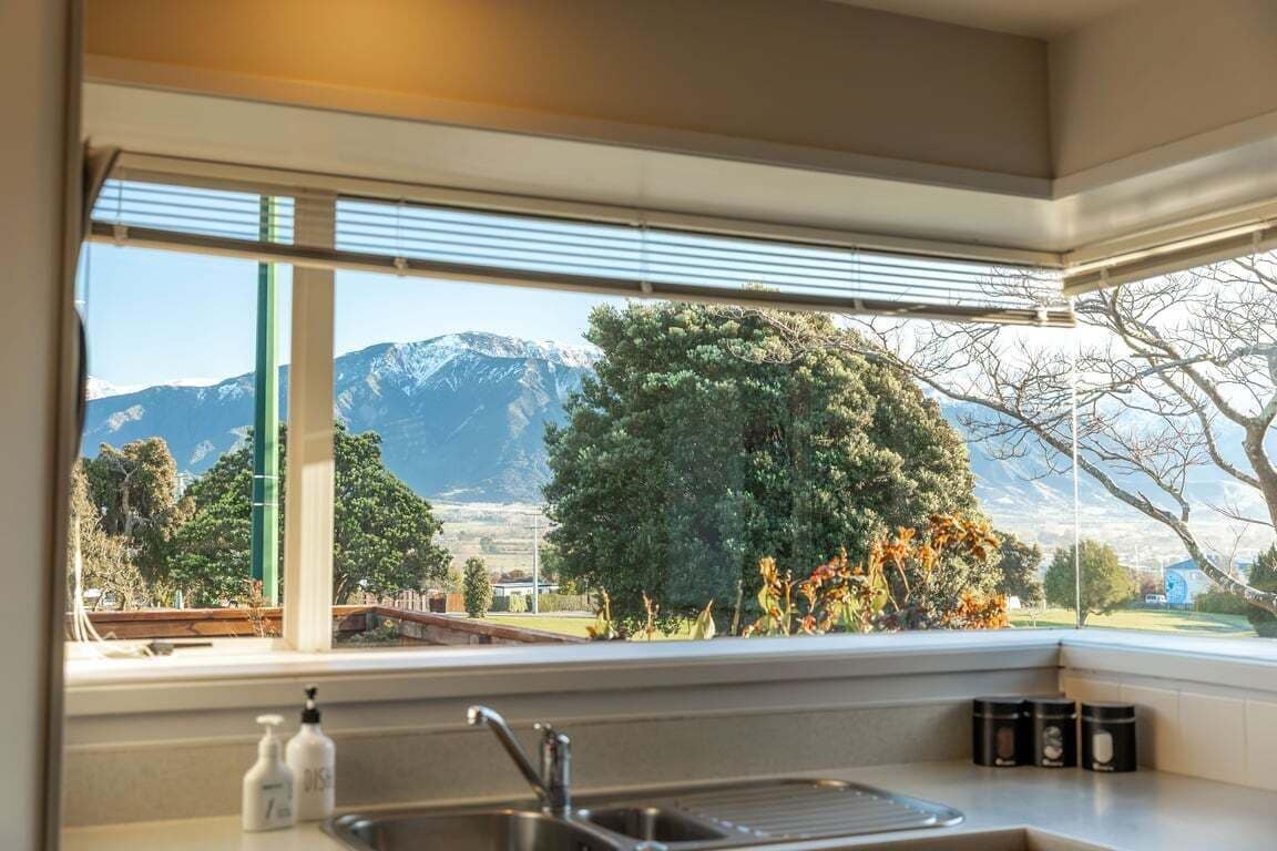 Una cocina con vistas a montañas y árboles.