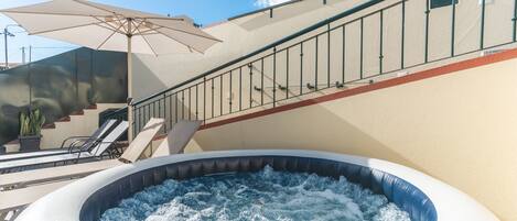 Banyera d'hidromassatge a l'aire lliure