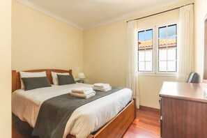 3 habitaciones, tabla de planchar con plancha y cuna de viaje 