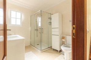 風筒、提供毛巾、廁紙