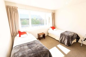 3 bedrooms, iron/ironing board, WiFi (free), bed sheets