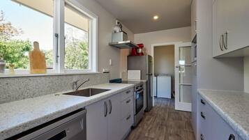 Kylskåp, mikrovågsugn, ugn och spishäll