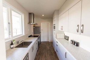 Coffee/tea maker, fridge, microwave, oven