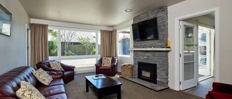 Televisión, chimenea, estéreo