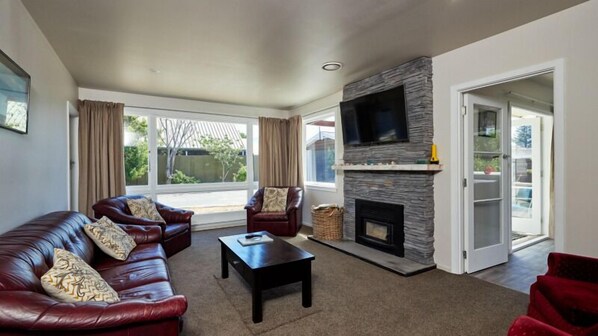 TV, fireplace, stereo