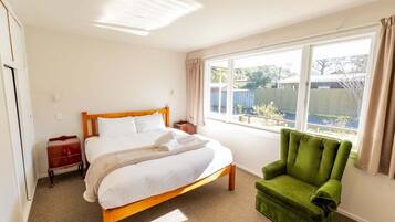 3 bedrooms, iron/ironing board, WiFi (free), bed sheets