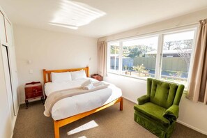 3 bedrooms, iron/ironing board, WiFi (free), bed sheets