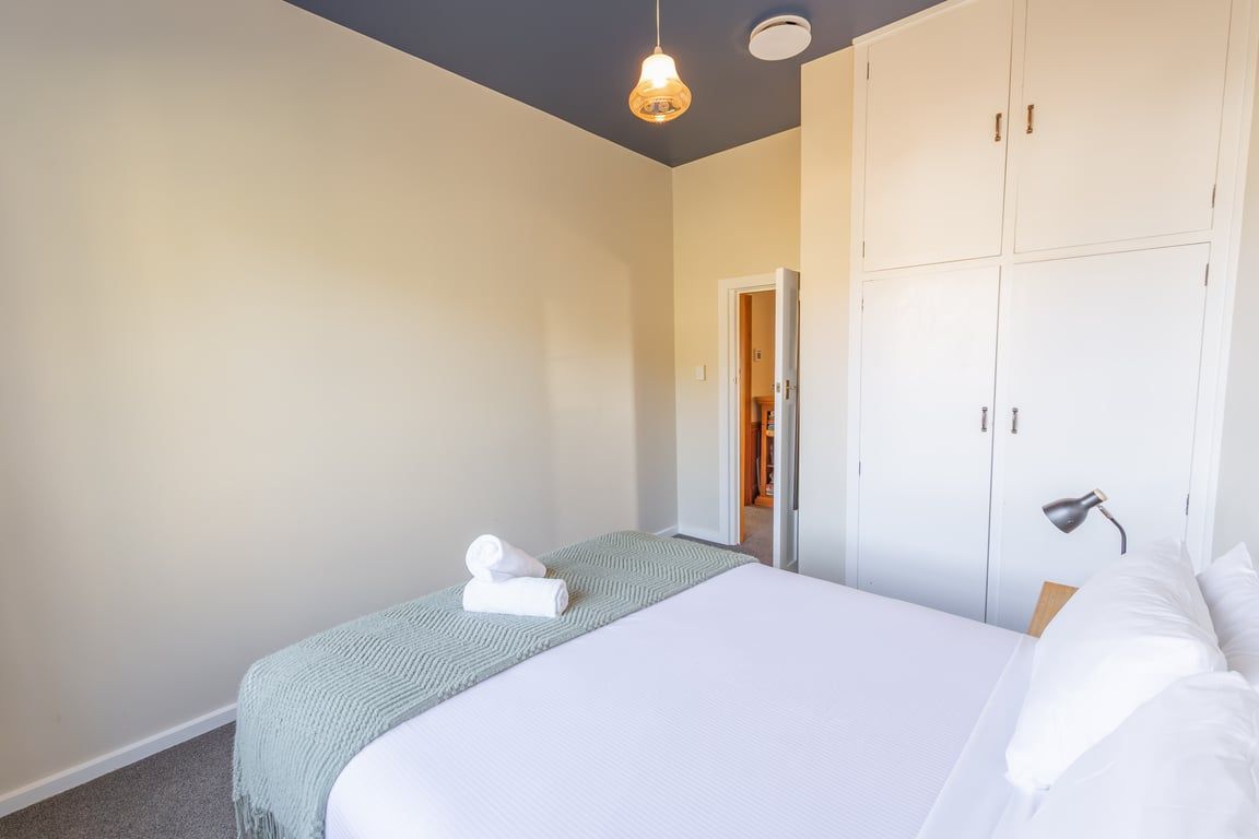 5 bedrooms, iron/ironing board, WiFi (free), bed sheets