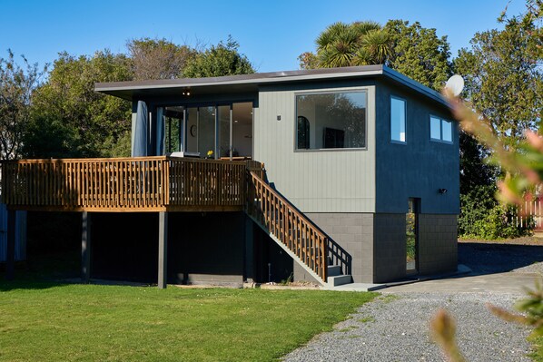 Exterior - Kaikōura Getaway | Modern | Mountain Views - KK4313 (Kaikoura)