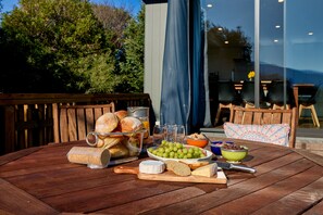 Outdoor dining - Kaikōura Getaway | Modern | Mountain Views - KK4313 (Kaikoura)