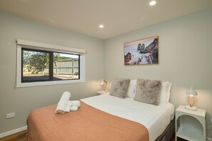 3 bedrooms, WiFi, bed sheets - Kaikōura Getaway | Modern | Mountain Views - KK4313 (Kaikoura)