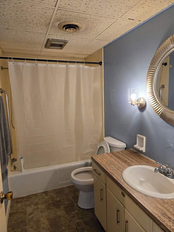 Toalhas de banho, sabonete, papel higiênico 