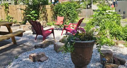 Charming 2-bedroom apartment with patio, AC in Mansfield close to Ink concert