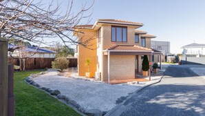 Ein zweistöckiges Wohnhaus mit Garage, Auffahrt und einem gepflegten Rasen.