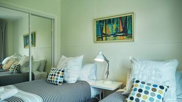 4 bedrooms, iron/ironing board, WiFi, bed sheets