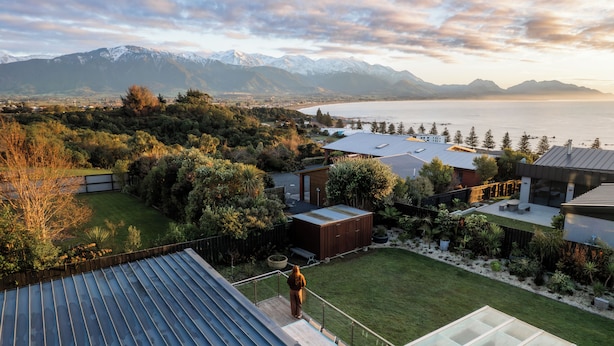 Zona residencial con vista a montañas y un lago.