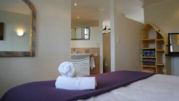 2 bedrooms, iron/ironing board, bed sheets