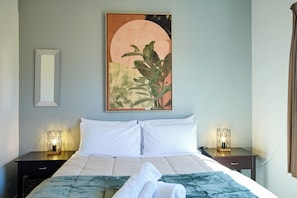 7 bedrooms, iron/ironing board, WiFi, bed sheets - Revive House | Comfortable Base | Entire Complex - KK31931 (Kaikoura)