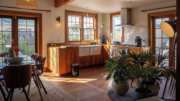 Dining - Kowhai Cottage | Pizza Oven | Super Central - KK32726 (Kaikoura)