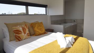 3 bedrooms, iron/ironing board, Internet, bed sheets