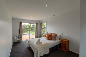 3 bedrooms, iron/ironing board, internet, bed sheets