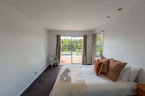 3 habitaciones, tabla de planchar con plancha, internet y ropa de cama 