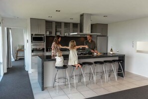 Refrigerador, microondas, horno, placa de cocina