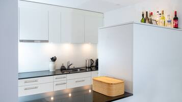 Kühlschrank, Ofen, Geschirrspüler, Wasserkocher mit Kaffee-/Teezubehör