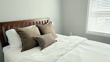 3 habitaciones, tabla de planchar con plancha y cuna de viaje