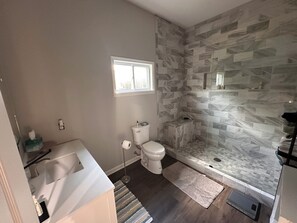 Handtücher, Seife, Toilettenpapier