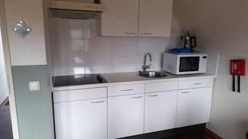 Een koelkast, een magnetron, een kookplaat