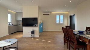 Ein modernes Apartment mit Küche, Essbereich und Wohnraum.