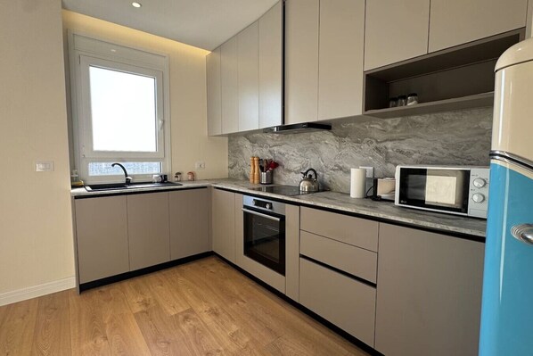 Fridge, oven, stovetop, coffee/tea maker