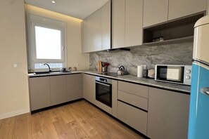 Réfrigérateur, four, plaque de cuisson, cafetière/bouilloire