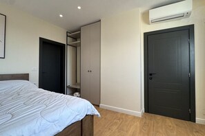 2 bedrooms, desk, iron/ironing board, WiFi