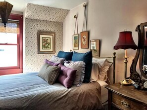 Desk, laptop workspace, free WiFi - Historic Skagway Inn (Skagway)