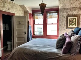 Quarto casal superior, 1 cama Queen | Escrivaninha, espaço de trabalho para notebook, Wi-Fi de cortesia