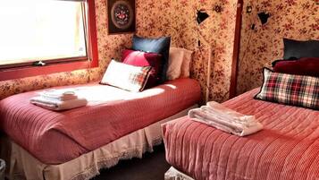 Twin Room | Desk, laptop workspace, free WiFi