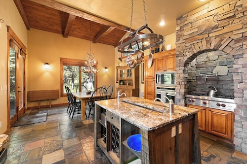 Pine Haven- Beautiful home w/ game room, hot tub, and pets allowed