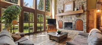 Pine Haven- Luxe home w/ hot tub, game room, gourmet kitchen, AC, & pets allowed