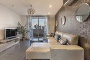 Living area - Luxurious apartment 5 min from airport, SAFEX and La Mer (Bab Ezzouar)