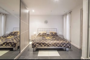 2 habitaciones, tabla de planchar con plancha, wifi y ropa de cama