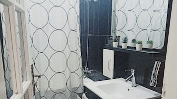 Chuveiro, secador de cabelo, toalhas de banho, sabonete